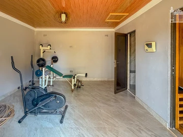 6 Bedroom House