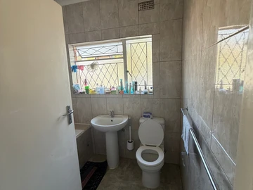 2 Bedroom Flat & Apartment