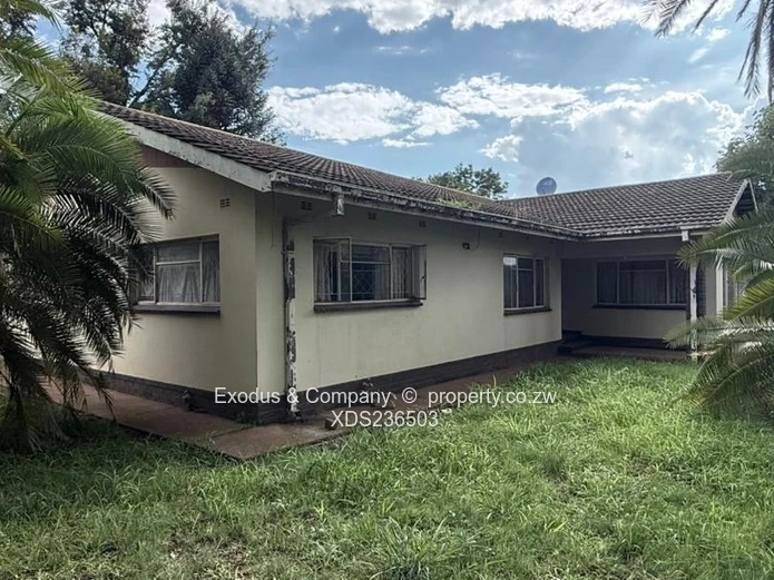 A house for sale in Mshumavale, Kadoma