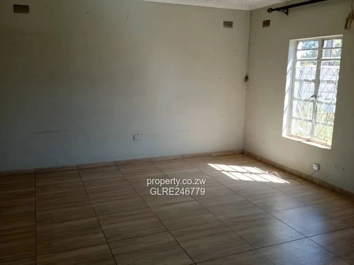 3-Bed Brick Cottage w/ Large Lawn & Borehole