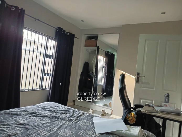 Sunny 3-Bed Bluff Hill Flat — Borehole, Garden & Parking