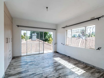 4 Bedroom Flat & Apartment