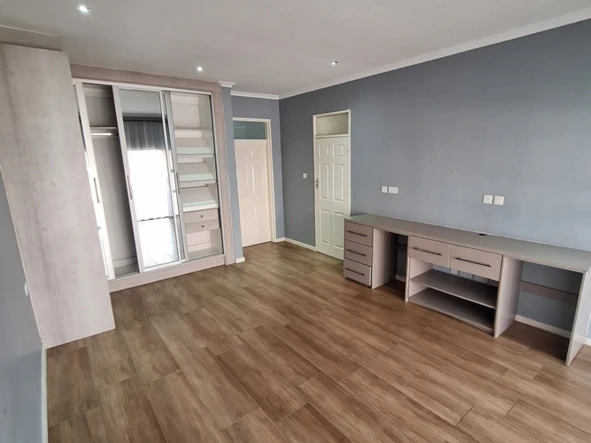 3 Bedroom Flat & Apartment
