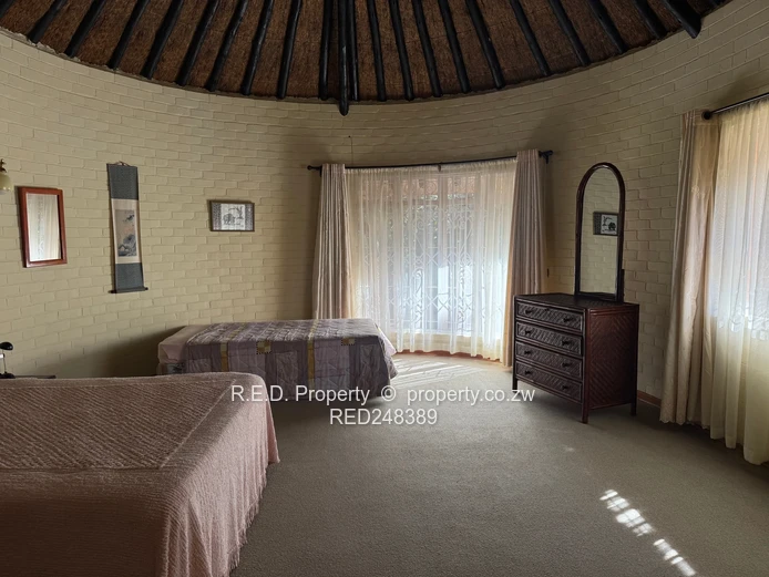 Private Retreat In Douglasdale!
