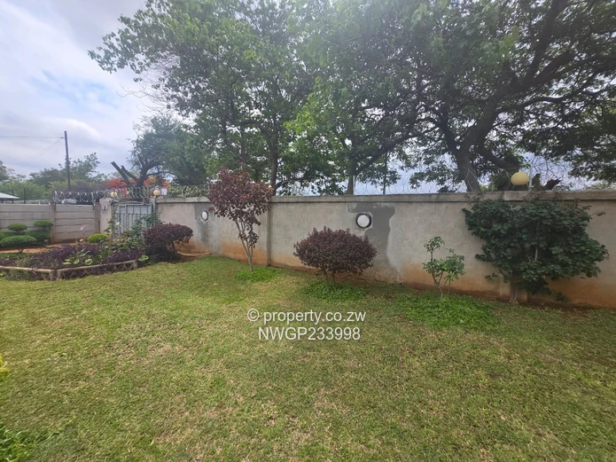 Montrose, Bulawayo South — 3-Bed House on 1600m² with Pool & Borehole