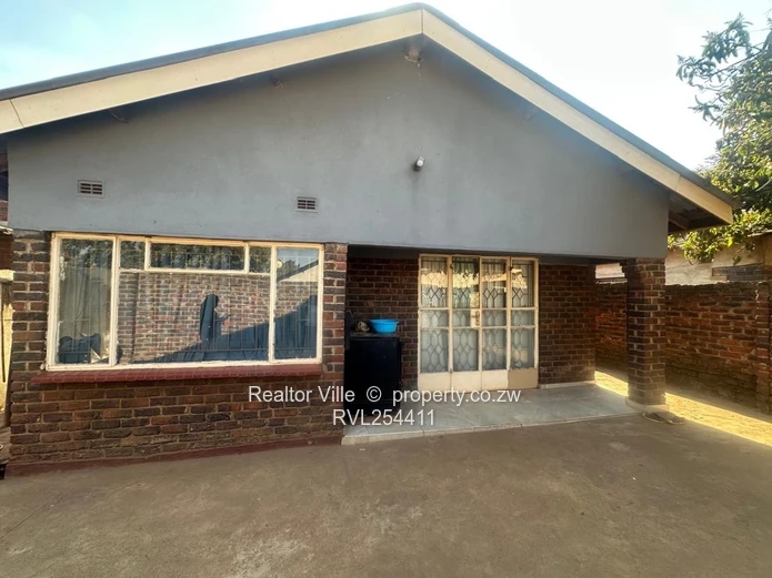Walled & Gated 5-Bed Home in Warren Park – Borehole