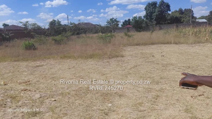 Walled 1000m² Stand with Municipal Water in Waterfalls Debshire