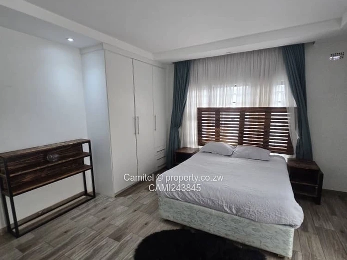 Stylish 4-Bed Ashdown Park: Island Kitchen, Borehole