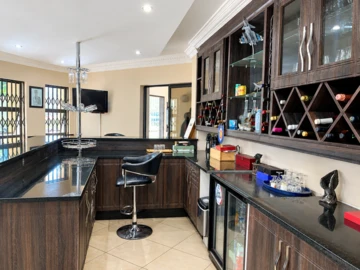 6 Bedroom House
