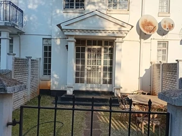 2 Bedroom Flat & Apartment