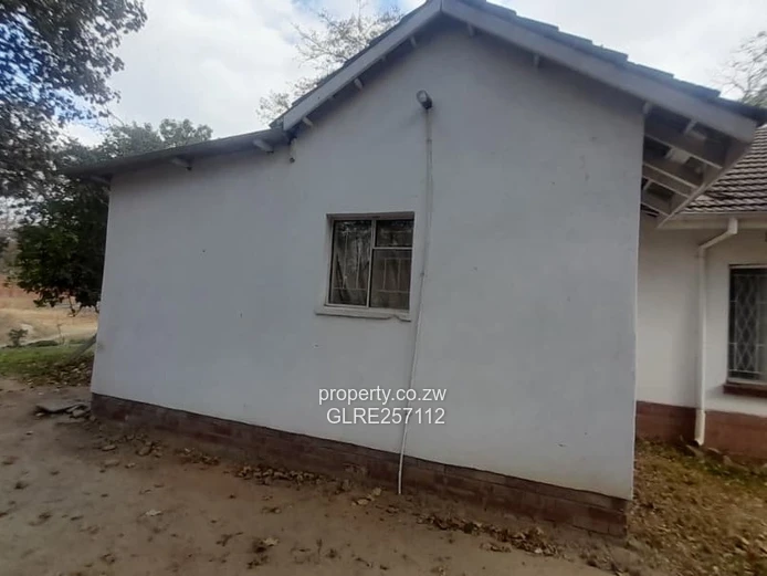 7100m² Waterfalls Stand — Bungalow, Mature Trees & Main Road Frontage