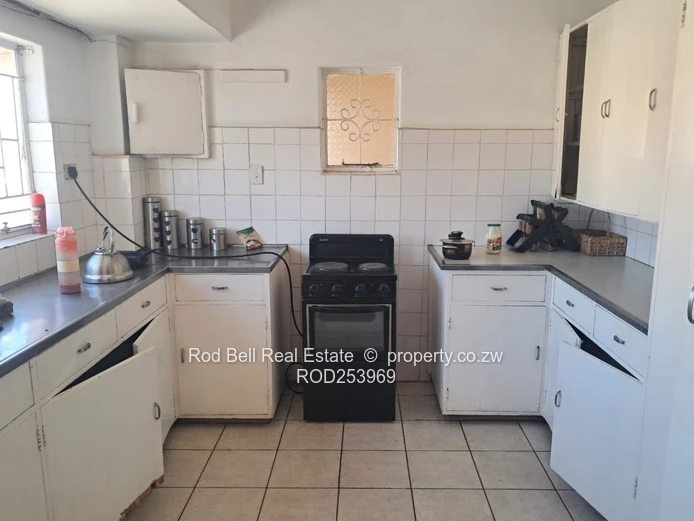 Large 3-bedroom flat located in the Avenues