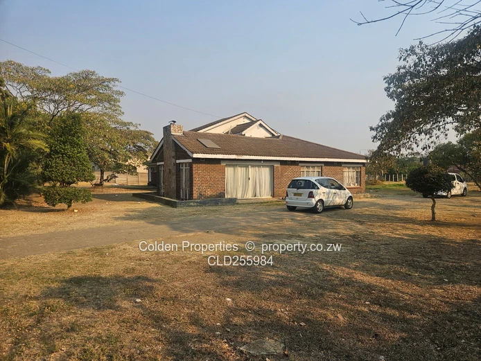 Highlands 5-Bed Townhouse on 3850m² with Borehole & Tanks