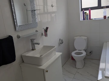 2 Bedroom Flat & Apartment