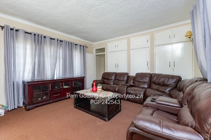 The Complete Family Estate In The Heart Of Greengrove (Sole Mandate)