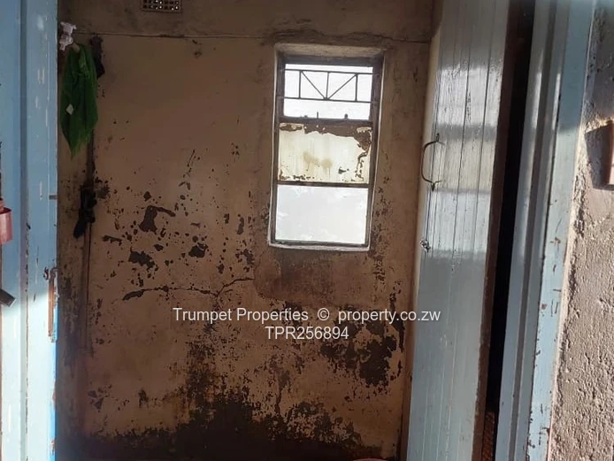 Glen Norah 4BR Home with Borehole & Yard — Fixer