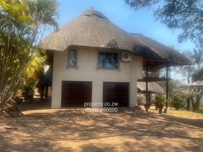 Borrowdale Brooke: Thatched 4-Bed Home with Panoramic Verandah