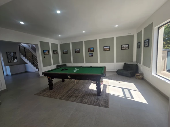 2 Bedroom Flat & Apartment