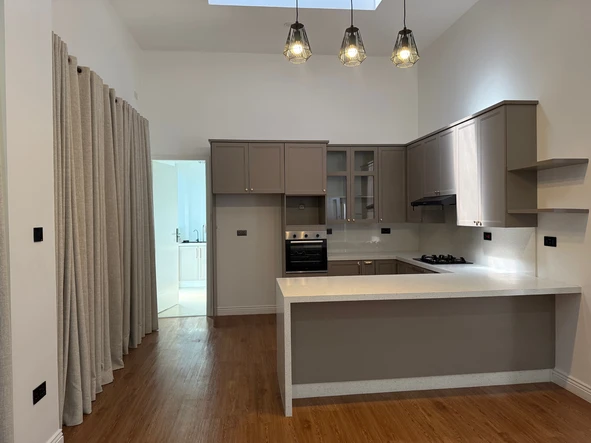 4 Bedroom Flat & Apartment