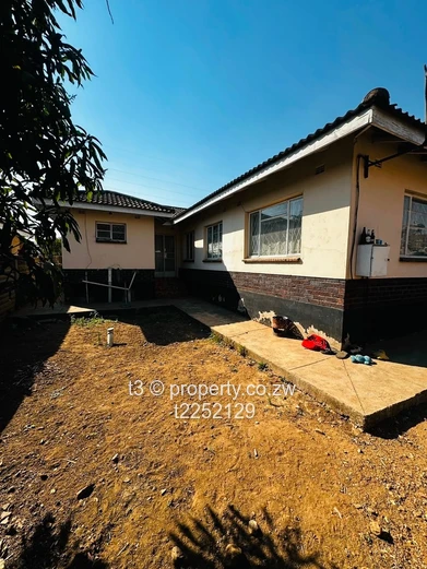 5-Bed Sunningdale Home with Secure Yard & Water Tank