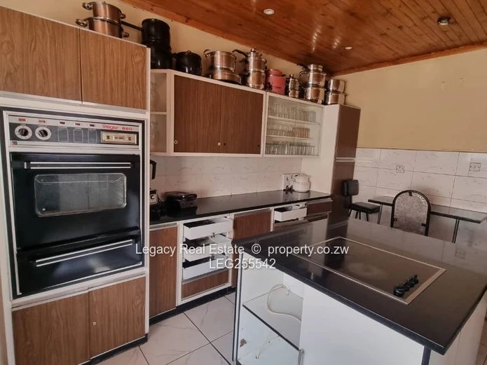 Palm-lined 5-Bed Home on 3000m² in Marimba — Borehole