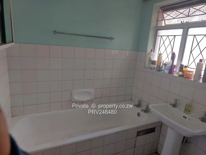 2-Bed Kensington Flat with Borehole