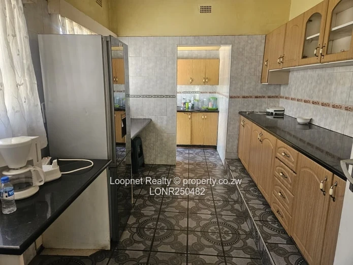 Spacious 300 sqm Office on 500 sqm with Borehole – Eastlea