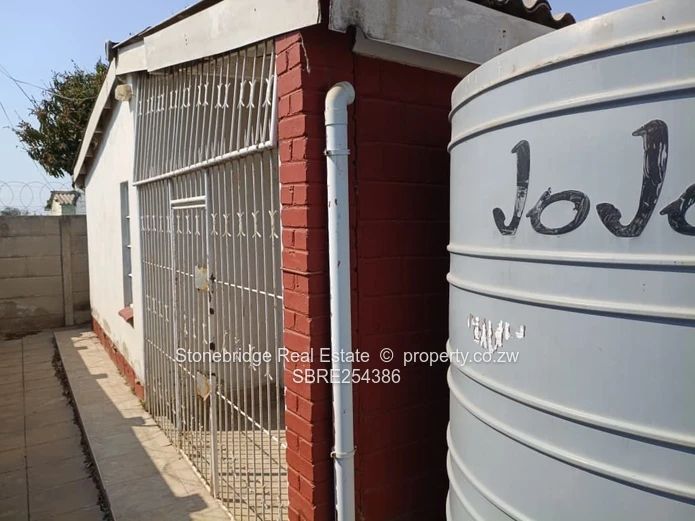 3 Bedroomed House in Lobengula West To Rent