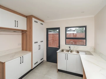 3 Bedroom Flat & Apartment