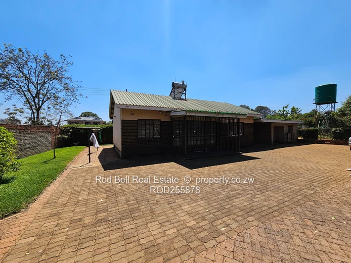 Large 5-bedroom family home with cottage