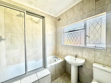 2 Bedroom Flat & Apartment