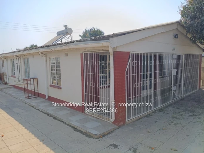 3 Bedroomed House in Lobengula West To Rent