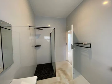 4 Bedroom Flat & Apartment