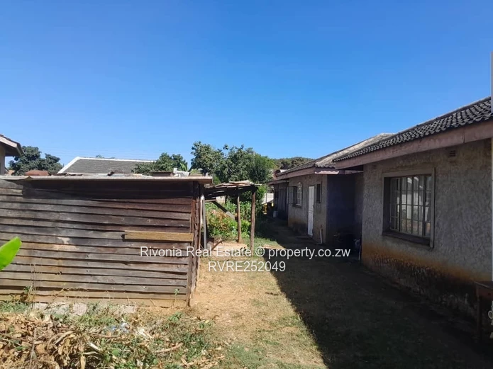 4-Bed Family Home on 1,500m² with Borehole, Borrowdale West