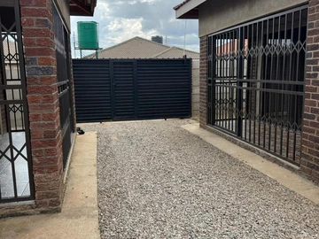 2 Bedroom Flat & Apartment