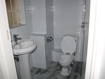 2 Bedroom Flat & Apartment