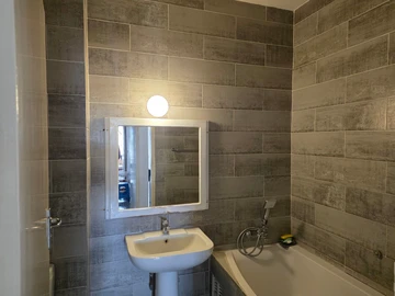 2 Bedroom Flat & Apartment