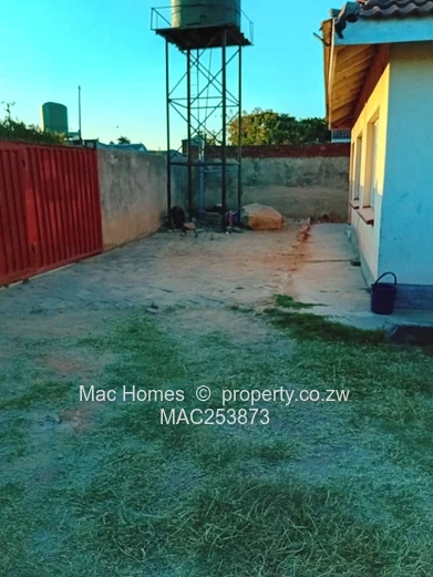 3 bedroom house to let in zimre (Sole Mandate)