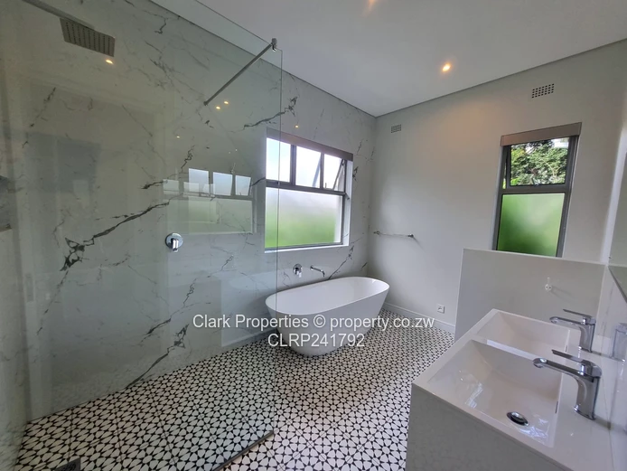 Refined Off-Grid Living in an Exclusive, Upmarket Complex!