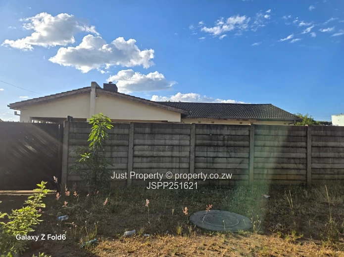 Braeside 4-Bed Renovator's Gem on 912m² — Garage & ZESA
