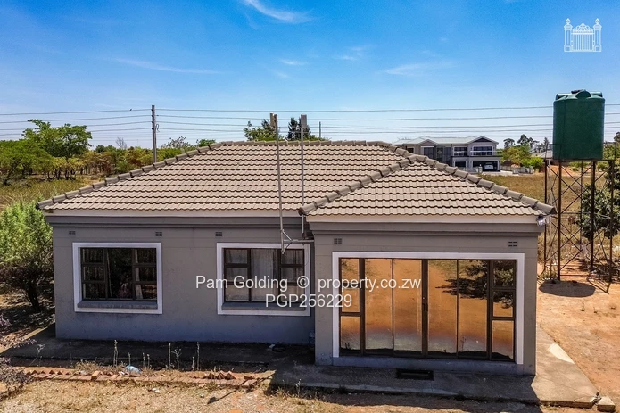 Prime 2,000sqm stand with cottage!