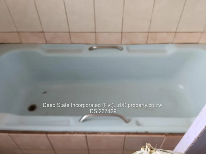 Warrent D house for sale (150m from Bulawayo road)