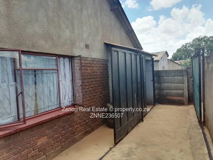 4bedroom house in Kuwadzana 4 extension with Title Deeds, 43k