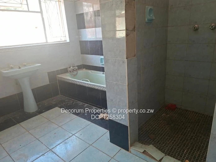 Highlands 5-Bed Home — Borehole, Garden & Fireplace