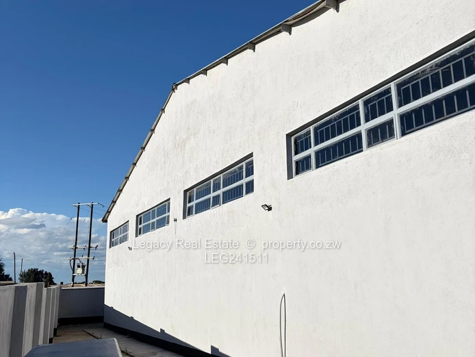 Well-Maintained 1,000m² Warehouse with 3-Phase Power – To Let