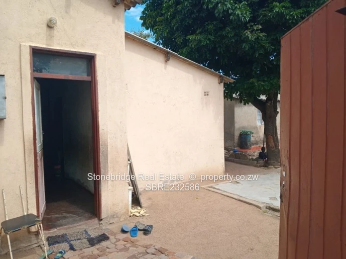 3 Bedroom old Pumula House for sale