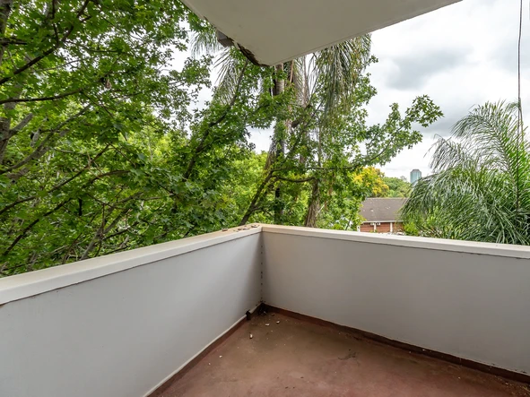 2 Bedroom Flat & Apartment