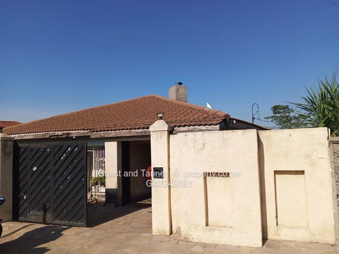 4 Bedroomed house For Sale In Mainway Meadows