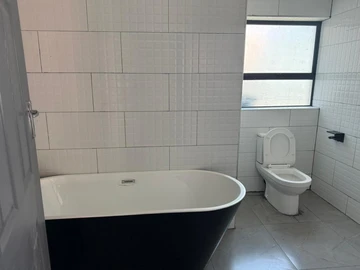 4 Bedroom Flat & Apartment