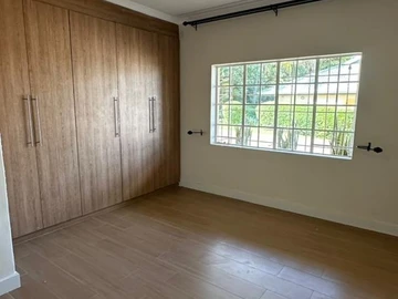 4 Bedroom Flat & Apartment
